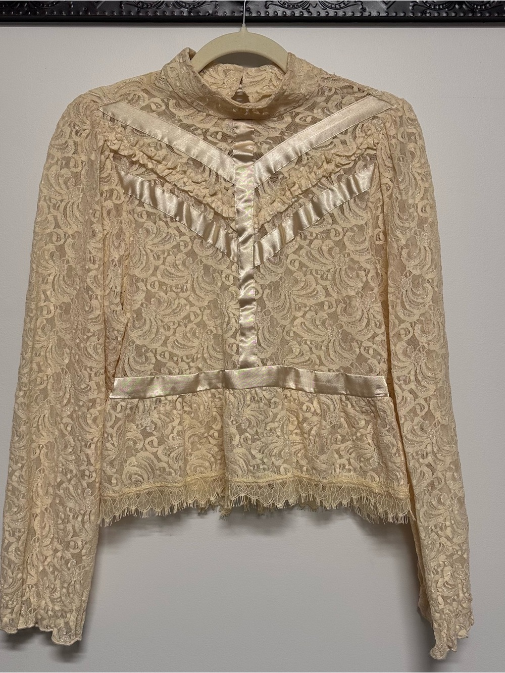 Vtg 80’s Style Victorian Lace Ribbon Blouse Pearl Button High Neck Peplum Top